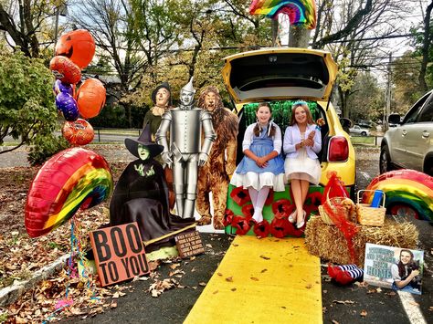 Wizard Of Oz Trunk Or Treat done right. ❤️ Oz Trunk Or Treat, Trunk Or Treat Themes, Trunk And Treat, Trunker Treat Ideas, Wizard Of Oz Decor, Halloween Trunk Or Treat, Harvest Fest, Creepy Costumes, Trunk Or Treat Ideas