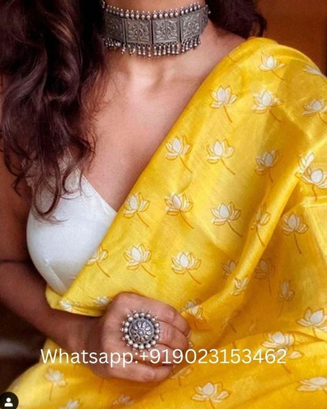 Grad Saree, Jewellery Styling Tips, Jewellery Styling, Pleated Saree, Simple Saree Designs, Saree Looks, Indian Sari Dress, Saree Jewellery, Fashionable Saree Blouse Designs