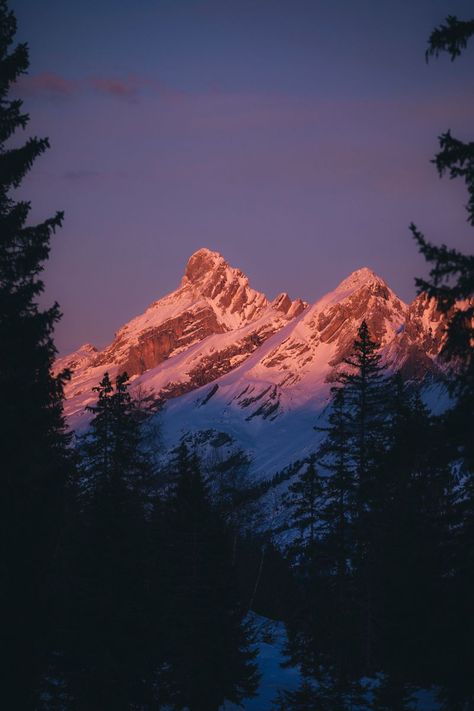 Coucher de soleil dans les Aravis sur la pointe percée. crédit photo : Clara Ferrand - blog Wildroad #manigod #hautesavoie #randonnee La Pointe, Mount Everest, Natural Landmarks, Travel