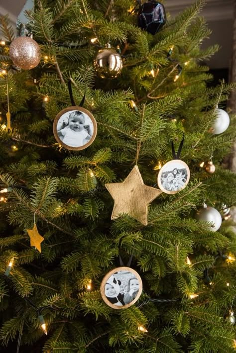 DIY Gilded Photo Ornaments | Homemade ornaments, Christmas DIY ideas, homemade gifts and more from @cydconverse Homemade Ornaments Christmas, Arts In Crafts, Christmas Ornament Homemade, Ornaments Christmas Diy, Diy Photo Ornaments, Ornaments Diy Kids, Photo Christmas Tree, Diy Natal, Inexpensive Christmas Gifts