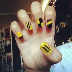 Hufflepuff nails idea #2 Hufflepuff Nail Art, Nail Ideas For Holiday, Hufflepuff Nails, Hp Nails, Universal Nails, Harry Potter Nails Designs, Nerdy Nails, Hufflepuff Badger, Potter Nails