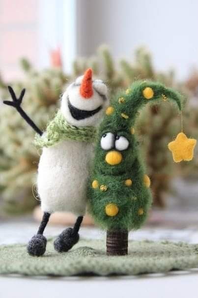 Needle Felted Fall Ideas, Christmas Felted Ornaments, Needlefelt Christmas Decorations, Felting Christmas Decorations, Needle Felted Snowmen, Needle Felted Christmas Ornaments Diy, Christmas Felt Projects, Needle Felt Christmas Decorations, Felted Christmas Trees