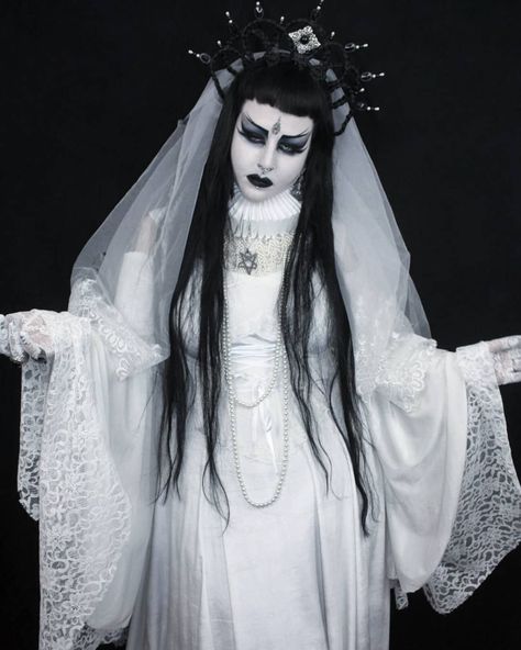 Ice Goth, White Goth Outfit, White Goth Aesthetic, Dark Gothic Fashion, Types Of Goth, Gothic People, White Gothic, Health Goth, Gothic Princess