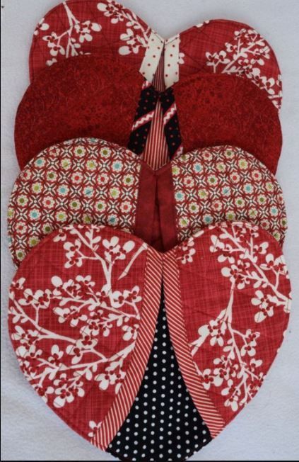 photo of 4 red heart shaped fabric oven mitts Diy Potholders, Spring Sewing Projects, Quilted Potholder Pattern, Diy Sewing Table, Kitchen Sewing, Sewing Christmas Gifts, Christmas Quilting Projects, Trendy Sewing Projects, Trendy Sewing Patterns