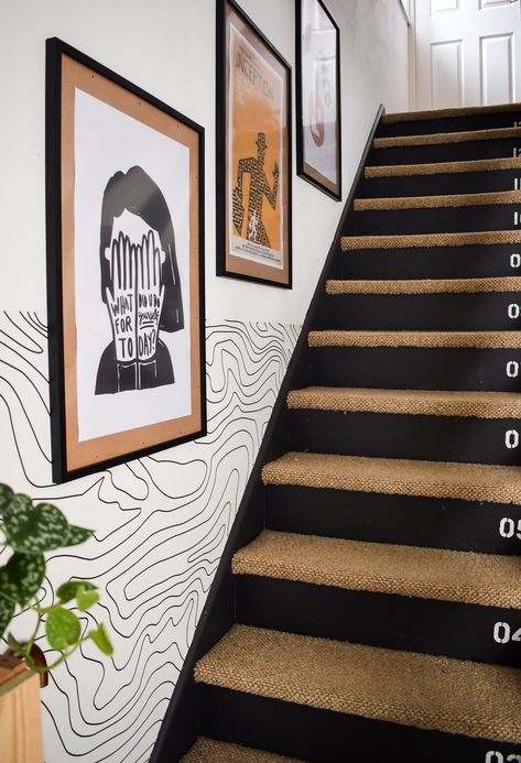 Picture Wall Layout, Staircase Gallery Wall, Stairs Black, Staircase Gallery, Gallery Wall Arrangement, Staircase Art, Gallery Wall Staircase, Stair Art, Staircase Wall Decor