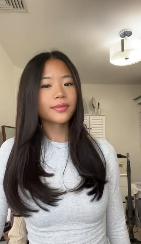 emily ha Haircut Inspo Oval Face, Dark Brown Hair Haircuts, Emily Ha Aesthetic, Haïr Cut Wavy Hair, Asian Hairstyles Women Medium, Emily Ha Outfits, Pretty Haircuts, Emily Ha, Grunge Haircut