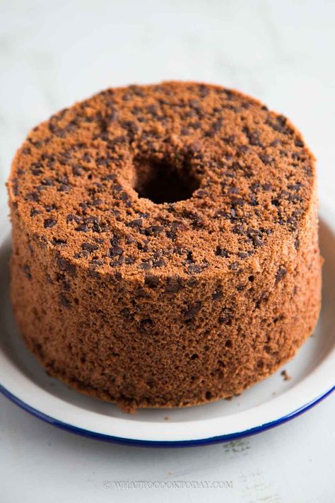 Chiffon Recipe, Diy Chocolate Cake, Instant Pot Asian, Chocolate Chiffon Cake, Chips Recipes, Double Chocolate Chip Muffins, Tube Pan, Tiny Cakes, Diy Chocolate