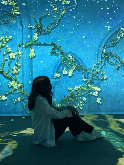 Van Gogh Interactive Museum, Solo Museum Date, Museum Dates Aesthetic, Van Gogh Museum Outfit, Summer Date Aesthetic, Museum Instagram Pictures, Art Museum Pictures, Self Date Aesthetic, Museum Picture Ideas