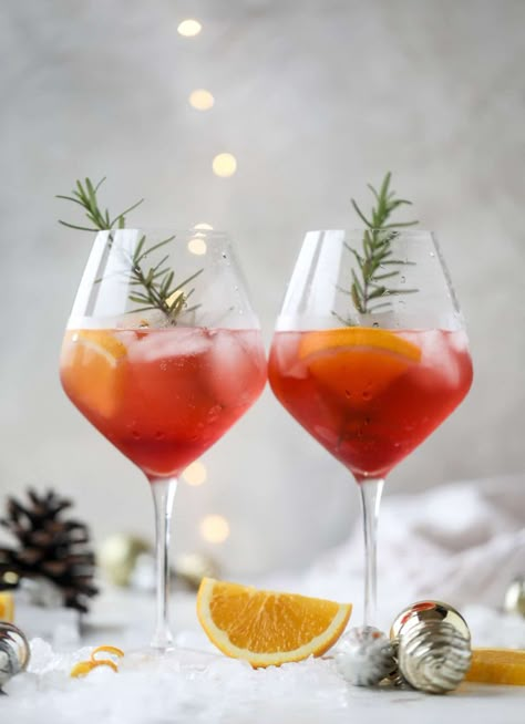 Winter Aperol Spritz Cocktail - A Winter Aperol Spritz Winter Aperol Spritz, Jean Wedding, Aperol Spritz Recipe, Christmas Drinks Alcohol Recipes, Christmas Drinks Alcohol, Spritz Recipe, Spritz Cocktail, Refreshing Cocktail, Winter Cocktails