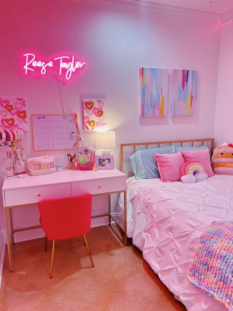 Retro Preppy Room, Room Ideas For Preppy, Happy Room Ideas, Preppy Aesthetic Decor, Preppy Small Bedroom Ideas, Preppy Girl Room Aesthetic, Vanity Ideas Bedroom Preppy, Aesthetic Preppy Room Ideas Bedrooms, Room Decor Bedroom Preppy