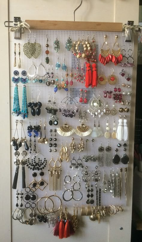 DIY earring holder - hanger Diy Earring Organizer, Diy Jewelry Storage, Diy Jewelry Organizer, Diy Organizers, Diy Earring Holder, Jewelry Storage Diy, Jewerly Organizer, Diy Jewelry To Sell, Earrings Hanging