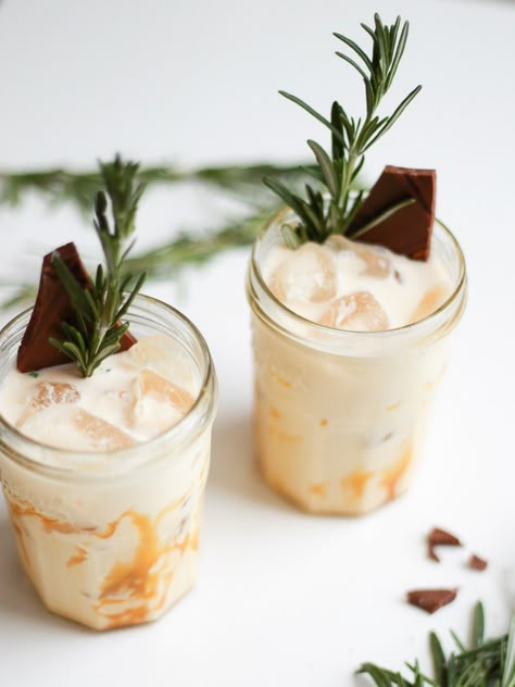 Salted Caramel White Russians. - KATE LA VIE by Kate Spiers Salted Caramel White Russian, Caramel White Russian, Christmas Cocktails Easy, Christmas Drinks Alcohol Recipes, Easy Alcoholic Drinks, Boozy Milkshake, Christmas Kisses, Wedding December, December Winter