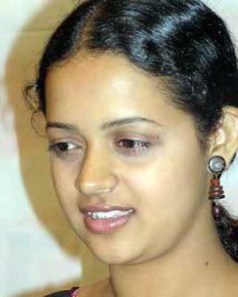 Bhavana Without Makeup 3 Trisha Photos, Bhavana Actress, Unseen Images, Becoming An Actress, Love Your Smile, White Pearl Earring, Pose For The Camera, Makeup Pictures, Film Awards