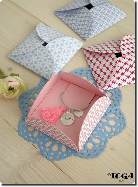 Jewelry Packaging Diy, Embossing Cards, Jewelry Packaging Design, Diy Scrapbook Album, Bracelet Packaging, Packaging Diy, Necklace Packaging, Packaging Ideas Business, Handmade Packaging