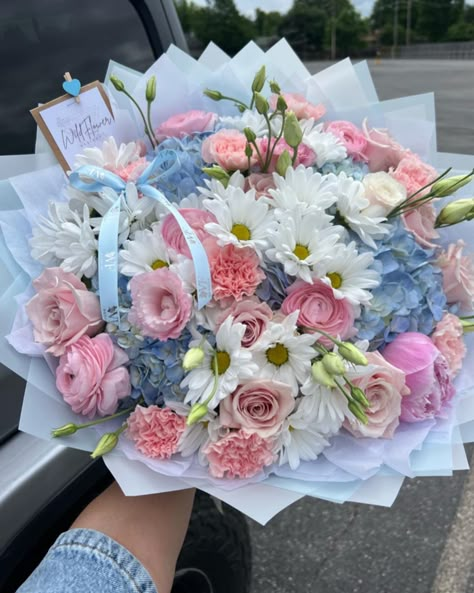 Blue Lovers Daisies Flower Bouquet, Mixed Floral Bouquet, Wedding Bouquet Pink And Blue, Floral Bouquet Arrangement, Flower Bouquet With Letter, Baby Blue Flower Bouquet, Pink And Blue Flower Bouquet, Flower Arrangements Aesthetic, Blue And Pink Bouquet