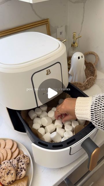 S'mores In Air Fryer, Air Fryer Marshmallow, Air Fryer Smores Recipes, Air Fryer Smores Dip, Smores Air Fryer, Air Fryer Smores, Marshmallow Dessert, Smores Dip, Air Fryer Desserts