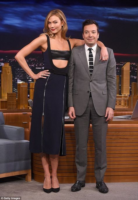 What height difference? The new face of Swarovski also had to have a little fun at the expense of the host, and seemed to enjoy draping herself over the much shorter Jimmy in front of his desk Karlie Kloss Height, Taller Girlfriend, Karlie Kloss Style, Tall Women Fashion, Tall People, The Tonight Show, Karlie Kloss, Tonight Show, Jimmy Fallon