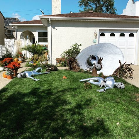 Alien Crash Site Halloween, Alien Halloween Decorations, Alien Decorations, Alien Party Ideas, Halloween Yard Ideas, Alien Decor, Blue Lava, Alien Party, Alien Halloween