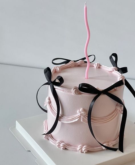 Bolo Paris, Stile Kylie Jenner, Stile Kendall Jenner, Korean Cake, Mini Cakes Birthday, Creative Birthday Cakes, Birthday Inspo, Pretty Birthday Cakes, Cute Birthday Cakes