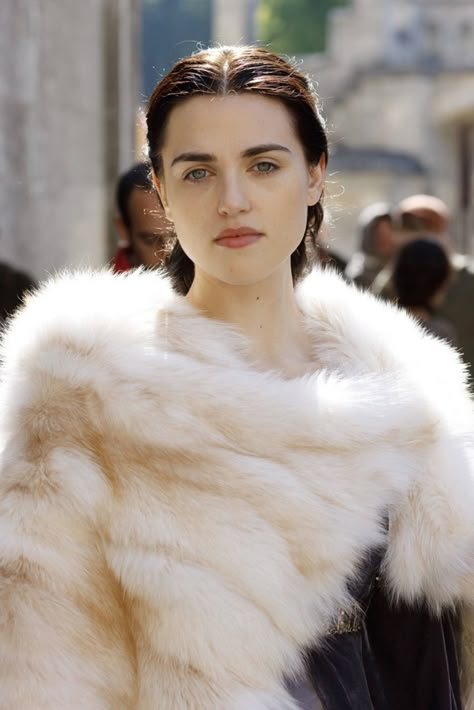 Katie McGrath (Morgana) only person who can pull of a big fluffy poncho made out of animal fur Jessy Nelson, Morgana Le Fay, Katie Mcgrath Morgana, Merlin Morgana, Morgana Pendragon, Merlin Bbc, Lena Luthor, Bbc Merlin, Gra O Tron