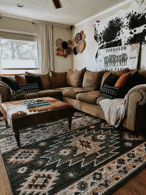 Western home decor Aztec rug cowhide decor Black Southwestern Living Room, Country Farmhouse Apartment Decor, Rugs Boho Living Rooms, Country Boho Home Living Room, Boho Western Coffee Table Decor, Aztec Boho Living Room, Aztec Theme Living Room, Home Decor Ideas Living Room Boho, Dark Southwestern Decor