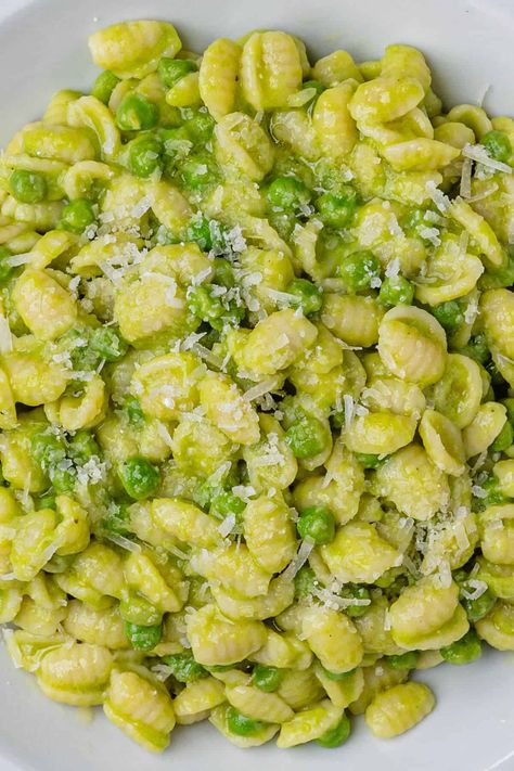 Pasta with Peas, known as Pasta e Piselli in Italian is creamy, delicious, and crazy easy to make in 20 minutes with only 4 ingredients Pasta And Peas, Peas Pasta, Creamy Peas, Pasta With Peas, Tuscan Soup, Ditalini Pasta, Pea Recipes, Small Pasta, Pasta Dinner Recipes