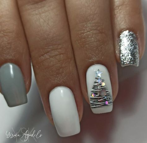 Xmas Nail Designs 2023, Silver Christmas Tree Nails, White Christmas Tree Nail Art, Christmas Silver Nails, Christmas Nails White And Silver, Christmas Nails Simple Classy Short, Crismas Nails Art, Christmas Manicure Ideas For Short Nails, Silver Christmas Nail Designs