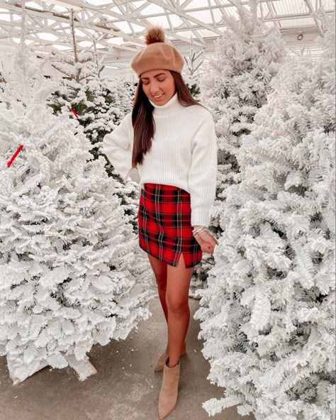 Holiday outfits / christmas outfit / festive outift / skirt outfit Christmas Skirt Outfit, Xmas Fits, White Christmas Outfit, Christmas Photos Outfits, Christmas Clothing Ideas, Christmas Fashion Outfits, Christmas Outfit Ideas For Women, Christmas Eve Outfit, Christmas Pictures Outfits