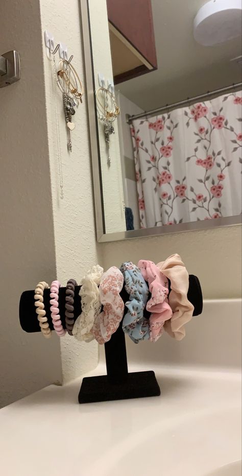 Scrunchie Organizer, Diy Scrunchie, Easy Room Decor, Cardboard Crafts Diy, Diy Room Decor For Teens, Easy Diy Room Decor, Diy Jewelry Display, Cute Diy Room Decor, Pinterest Room Decor