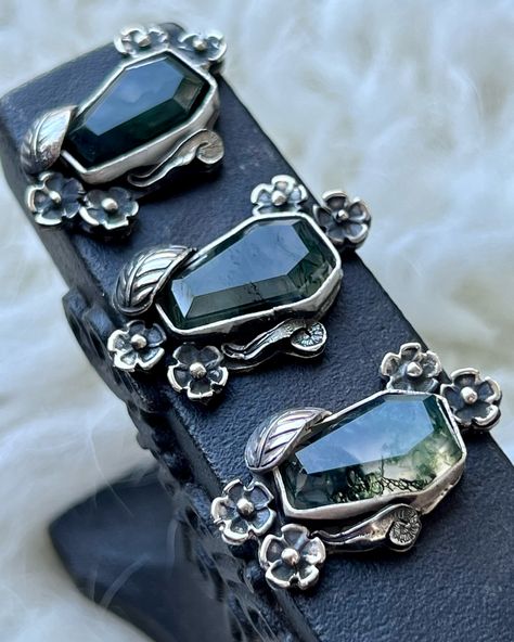 New “forest floor” fine jewelry rings (finished to your size). Each piece features a lush moss agate stone, chosen for its unique earthly mossy patterns. These stones feel like taking a little bit of the woods with you wherever you go. Perfect for those who feel at peace and grounded in nature🌿🌿 #TallPinesSilver #ForestFloorRing #NatureLover #MossAgate #HandmadeJewelry #silversmith #silverjewelry #moss #coffin #halloween #fall #jewelry #riojeweler #riojewelers #nature #groundyourself #fores... Coffin Halloween, Fine Jewelry Rings, Moss Agate Stone, Forest Floor, New Forest, At Peace, Fall Jewelry, Agate Stone, Moss Agate