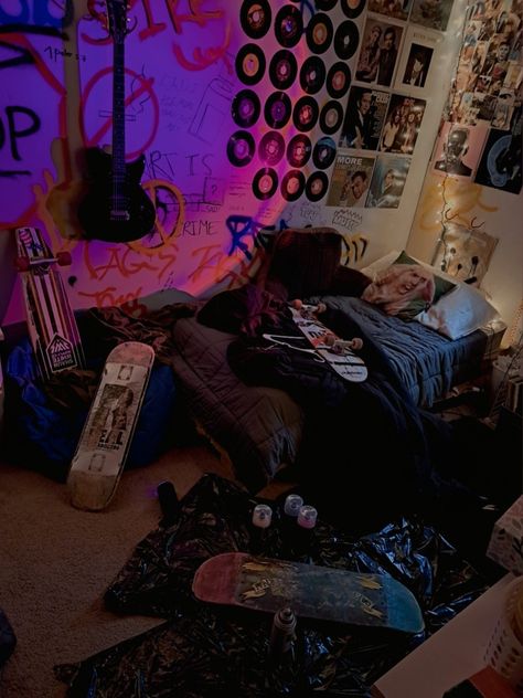 Messy Room Aesthetic Grunge, Messy Teen Room, Skater Boy Bedroom, Skater Aesthetic Room, Teenager Room Ideas For Boys, Skater Boy Room, Boys Room Ideas Teenagers, Skater Bedroom, Room Aesthetic Grunge