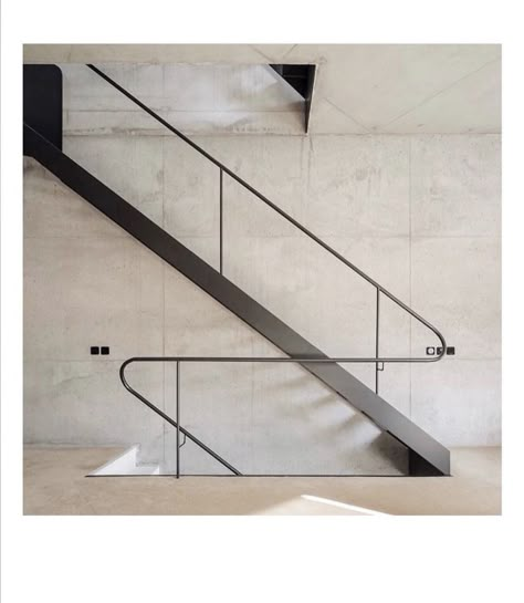 Triangular House, Staircase Interior Design, Staircase Railing Design, Handrail Design, Staircase Railing, Stair Design, Hand Rail, Metal Stairs, Stair Handrail