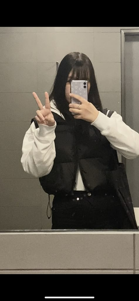 Sleeveless Cropped Puffer Jacket Outfit, Chalecos Puffer Outfits, How To Style A Black Puffer Vest, Cropped Gilet Outfit, Cropped Black Vest Outfit, Black Cropped Puffer Vest Outfit, Mini Puffer Vest Outfit, Vest Outfits For Women Aesthetic, Black Puffy Vest Outfit