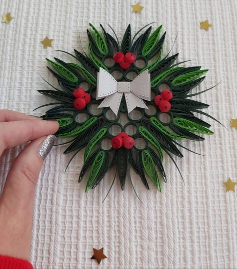 Quilling Craft Ambitions | Paper Quilled Wreath Design 🌿🌿🌿 . This was a lovely make to complete, although a little technical to design whilst keeping the circular… | Instagram Christmas Quilling Ideas, Diy Quilling Christmas, Quilled Ornaments, Quilling Design, Quilled Snowflakes, Christmas Quilling, Paper Quilling Flowers, Quilling Work, Quilling 3d