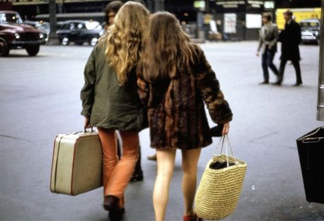 Fascinating Vintage Color Pictures of London in the ‘60s ~ Vintage Everyday London Aesthetic Vintage, Pictures Of London, Hyde Park Corner, 60s Aesthetic, Portobello Market, Aesthetic London, Carnaby Street, St James' Park, London Zoo