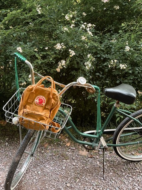 Fjalraven kanken mini in a vintage bike basket Aesthetic Bycicles, Aesthetic Bikes With Basket, Cottagecore Bike Aesthetic, Green Bicycle Aesthetic, Aesthetic Bicycle Vintage, Bike With Basket, Kanken Mini, Bike Basket, Vintage Bike