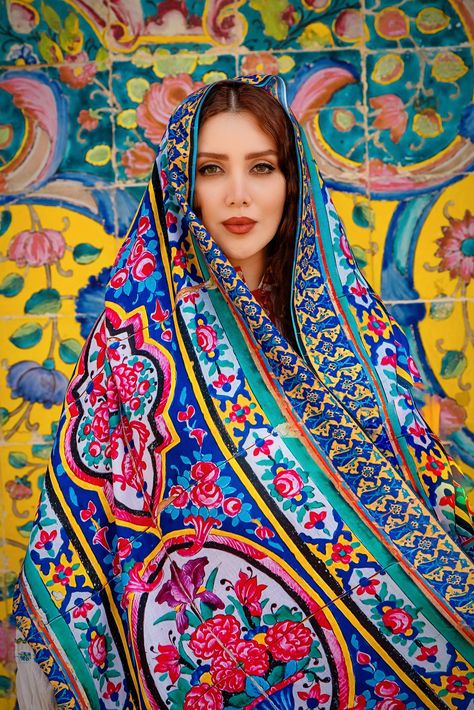 Persian Scarf, Beautiful Iran, Persian Women, Movie Bloopers, Iranian Fashion, Iranian Beauty, Frida Art, Persian Fashion, Persian Culture