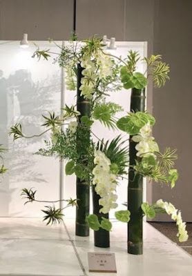 White Shower Tile Ideas, Floral Decoration Ideas, Ikebana Wedding, White Shower Tile, Fresh Flower Arrangement, Arreglos Ikebana, Tile Shower Ideas White, Contemporary Flower Arrangements, Shower Tile Ideas