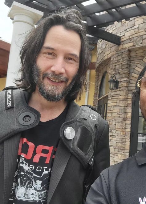 Keanu Reeves Selfie Picture 2023, Keanu Reeves Selfie, Keanu Reeves News, Keanu Reeves House, Keano Reeves, Cello Photography, Keanu Reeves Pictures, Keanu Reeves Life, Wwe Pictures