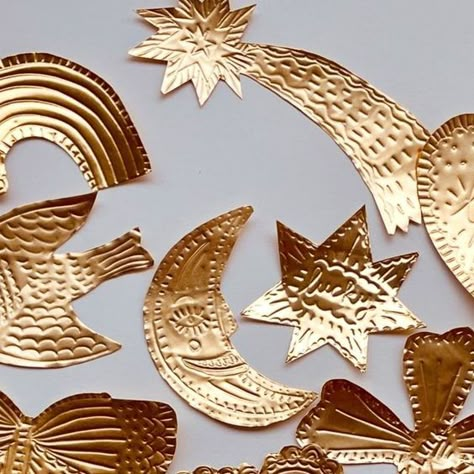 Joëlle Wehkamp on Instagram: "Golden ornaments made of golden foil. Absolutely influenced by the talented @theprintedpeanut and I absolutely LOVED it!✨I have used gold embossing foil of Folia. Please feel inspired too and have some fun during the holidays. It is easy to do and also lovely project together with the kids! 💕 #metalornaments #metalart #handmade #gold #ornaments" Metal Foil Embossing, Gold Foil Ornaments, Diy Gold Ornaments, Foil Christmas Decorations, Tin Decorations, Foil Ornaments, Embossing Foil, Crafty Christmas Gifts, Metallic Ornaments