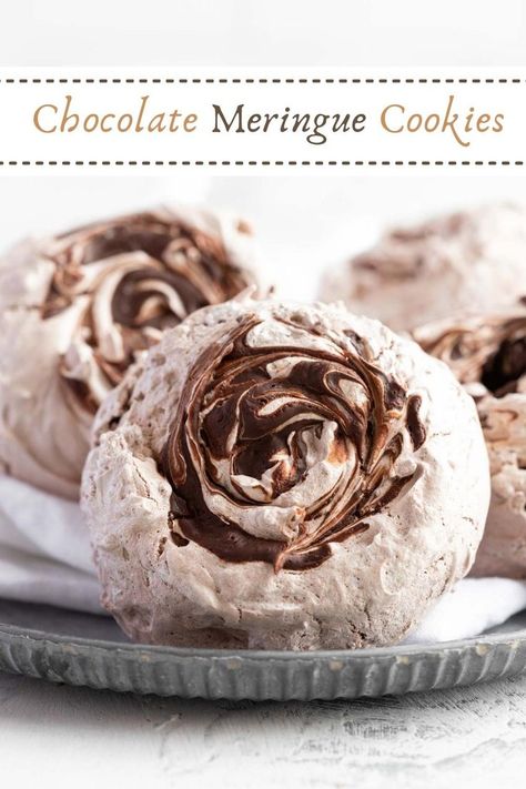 Ultra crispy shells and chewy chocolate centres, these Chocolate Meringues take just 15 minutes to prep and a handful of basic ingredients. #chocolate #meringues #meringuecookies #foodphotography Fresh Strawberry Frosting, Mini Chocolate Cakes, Mini Chocolate Cake, Meringue Desserts, Chocolate Meringue, Meringue Recipe, Pavlova Recipe, Strawberry Frosting, Cookie Brownie Bars