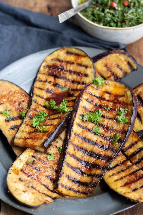 Bbq Eggplant, Grilled Eggplant Recipes, Ways To Cook Eggplant, Grilled Leeks, Aubergine Recipe, Smoked Recipes, Eggplant Recipes Easy, Bbq Side, Eggplant Recipe