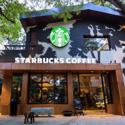 If Howard Schultz Is Leaving Starbucks Has This Coffee Giant Peaked? -- KingstoneInvestmentsGroup.com Starbucks Interior, Starbucks Shop, Starbucks Seattle, Starbucks Design, Starbucks Store, Fast Food Restaurants, Starbucks Lovers, Coffee Store, Fast Food Restaurant