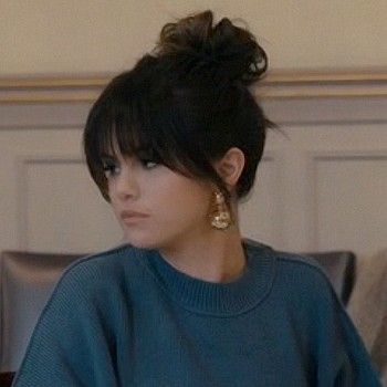 Selena Gomez Shoulder Length Hair, Selena Gomez Hair Bangs, Bangs With Updo, Selena Gomez Fringe, Selena Bangs, Selena Gomez Haircut, Bangs With Glasses, Selena Gomez Bangs, Dakota Johnson Bangs