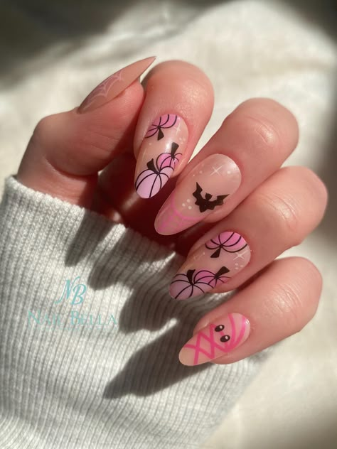 Elevate your nail game this fall with our Pink Pumpkin Press On Nails! Perfect for Halloween or autumn festivities, this cute nail set features a whimsical pink pumpkin design that adds a touch of seasonal charm to any look. KIT INCLUDES * 24 nails * Nail Glue (Net Wt. 0.07oz/2g) * Double Sided nail file * Cuticle stick * Alcohol Pad Key Features: *Easy to Apply: Our press-on nails come with strong adhesive, making them simple to apply at home without the need for a salon visit. *Durable & Light Pink Halloween Set Nails, Cute Simple Nails Halloween, Pink And White Fall Nails, Cute Halloween Nail Designs Pink, Fall Nails With Pink, Nails Short Almond Design, Light Pink Halloween Nails, Autumn Nails Pink, Cutesy Halloween Nails