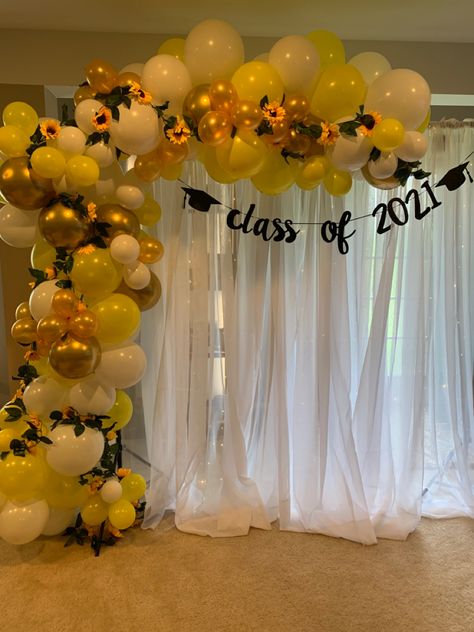 Sunflower themed balloon arch for the class of 2021 Sunflower Garland Balloons, Sunflower Balloon Arch Ideas, Black And Yellow Balloon Arch, Sunflower Grad Party, Sunflower Themed Graduation Party, Sunflower Graduation Party Theme, Sunflower Balloon Arch, Yellow Grad Party, Sunflower Themed Birthday Party