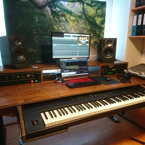 Music Studio Desk Ideas, Keyboard Desk Setup, Mini Music Studio, Keyboard Piano Stand, Studio Desk Music, Editing Desk, Music Studio Desk, Dorm Room Setup, Piano Living Rooms