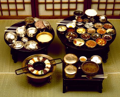 Korean Historical Aesthetic, Joseon Dynasty Aesthetic, Yakuza Ichiban, Korean Dynasty, Traditional Korean Food, Korean Traditional Food, Korean Soup, Korean Kitchen, Food Film