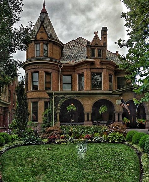 300 Year Old House, Cool Victorian Homes, Modern Victorian Bloxburg House, Old Victorian Cottage, Victorian House Design Exterior, European Victorian House, Bloxburg Victorian Cottage, Old 1800 Homes, Ornate House Exterior