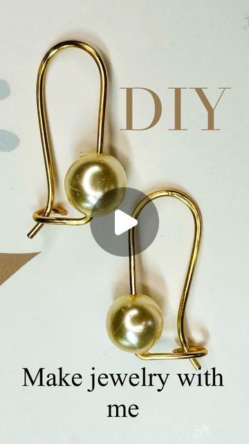 Diy Huggie Earrings, Earrings Tutorial How To Make, Trending Handmade Jewelry, Diy Jewellery Ideas, Handmade Jewelry Tutorials Step By Step, Easy Earrings Diy, Earring Making Ideas, Jewelry Ideas Diy, Easy Diy Earrings